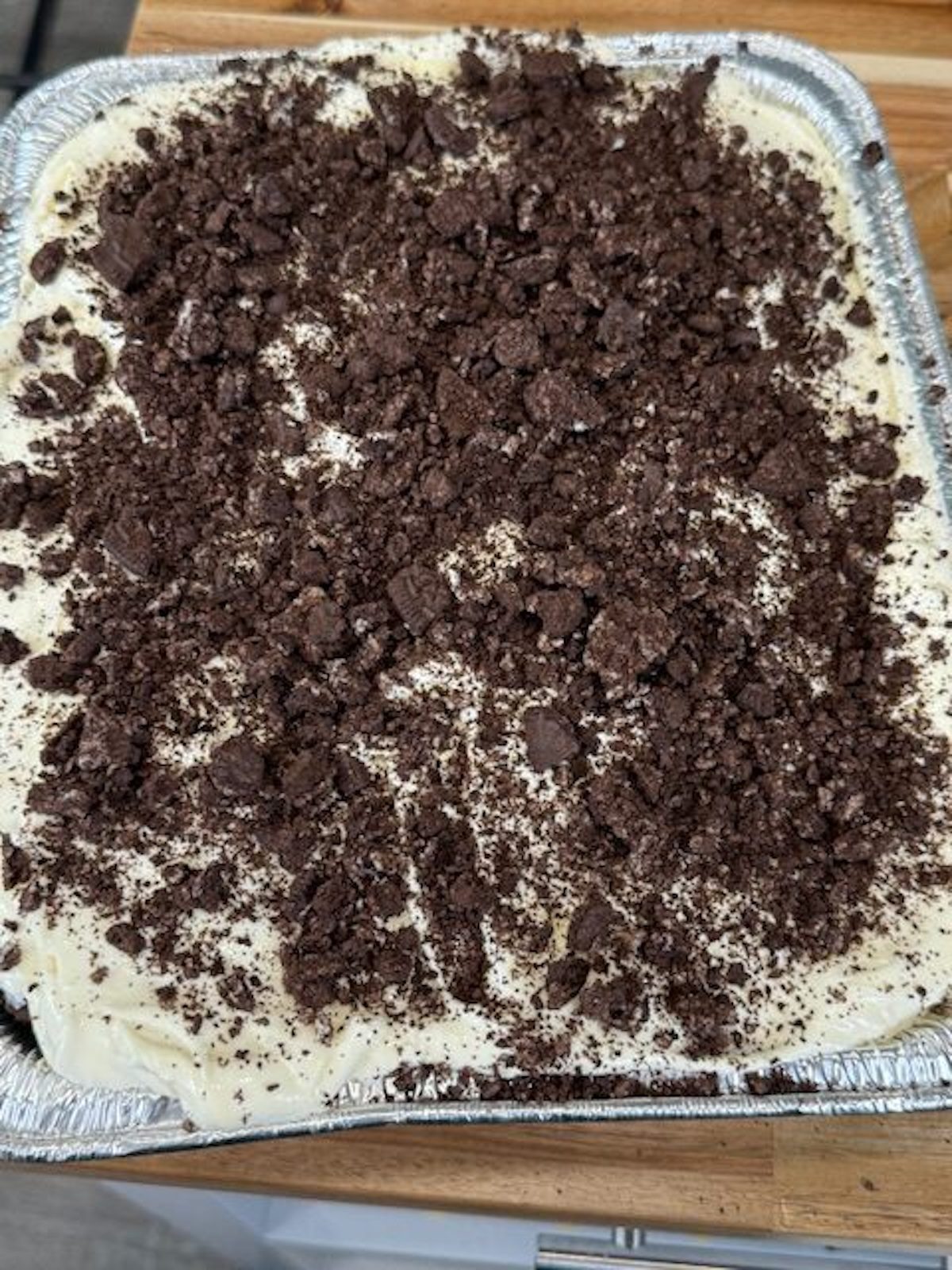 Finished no-bake Oreo dessert in an aluminum pan.