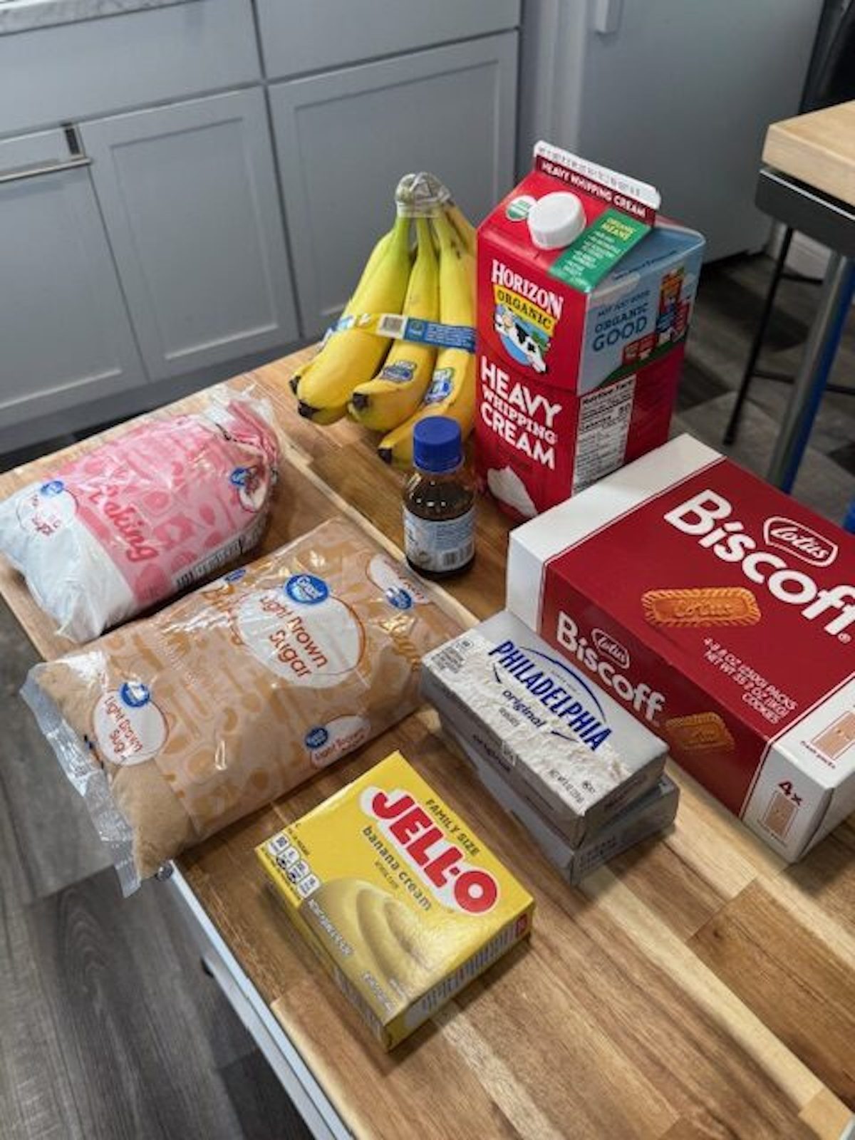 Ingredients for Biscoff banana pudding.