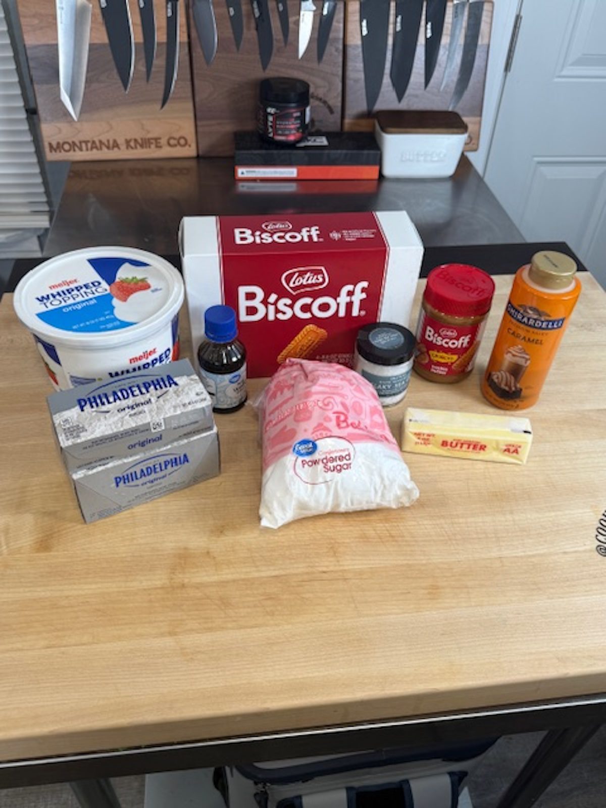 Ingredients for biscoff no bake cheesecake.